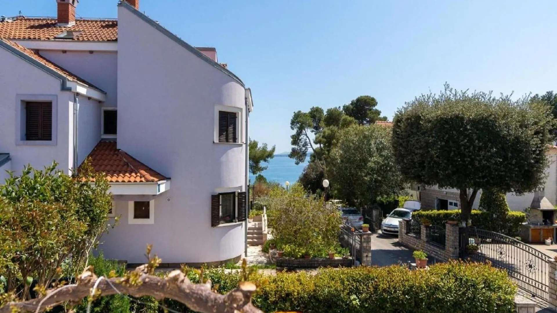 Comfortable Apartment With Balcony In A Quiet Area  Petrcane